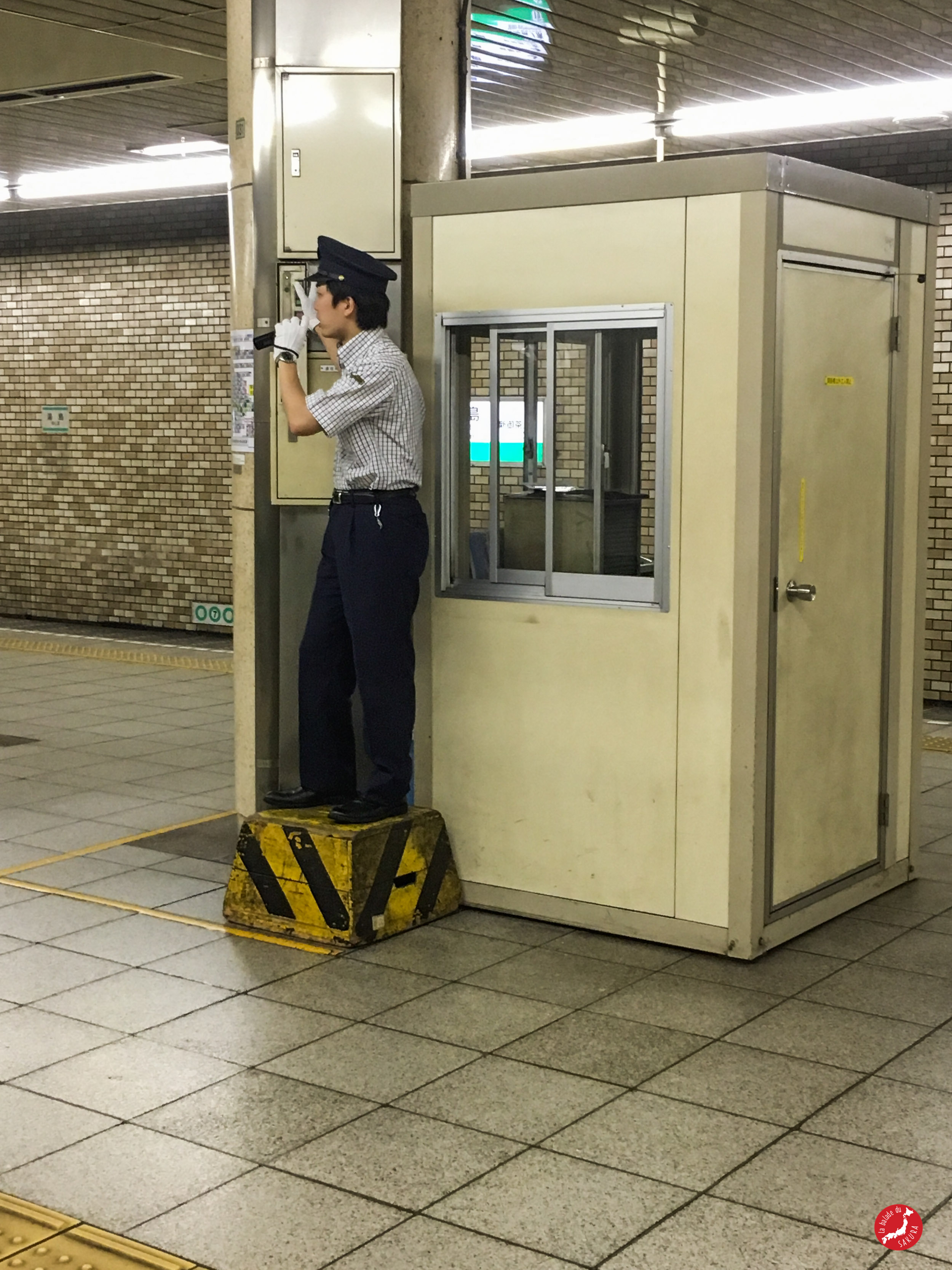 japaninamug metro tokyo staff subway