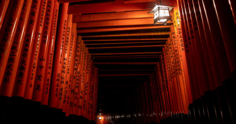 L’atmosphère envoutante du sanctuaire Fushimi Inari la nuit