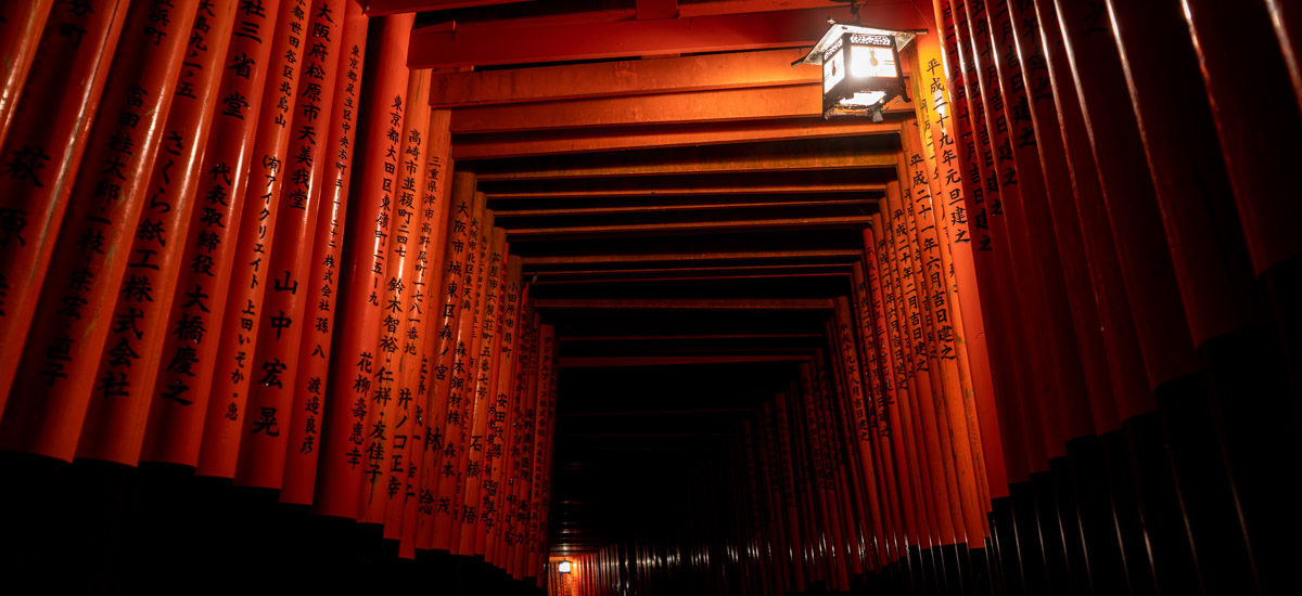 L’atmosphère envoutante du sanctuaire Fushimi Inari la nuit