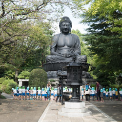 Grand Bouddha daibutsu avec ecoliers