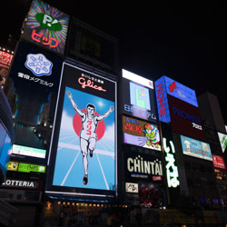 Ecrans géants à Dontoburi à Osaka