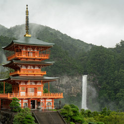 Pagode avec cascade