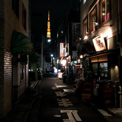 Ruelle de Tokyo dans la nuit