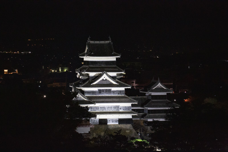 Château de Matsumoto dans la nuit